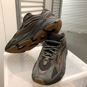 Adidas YEEZY boost 700